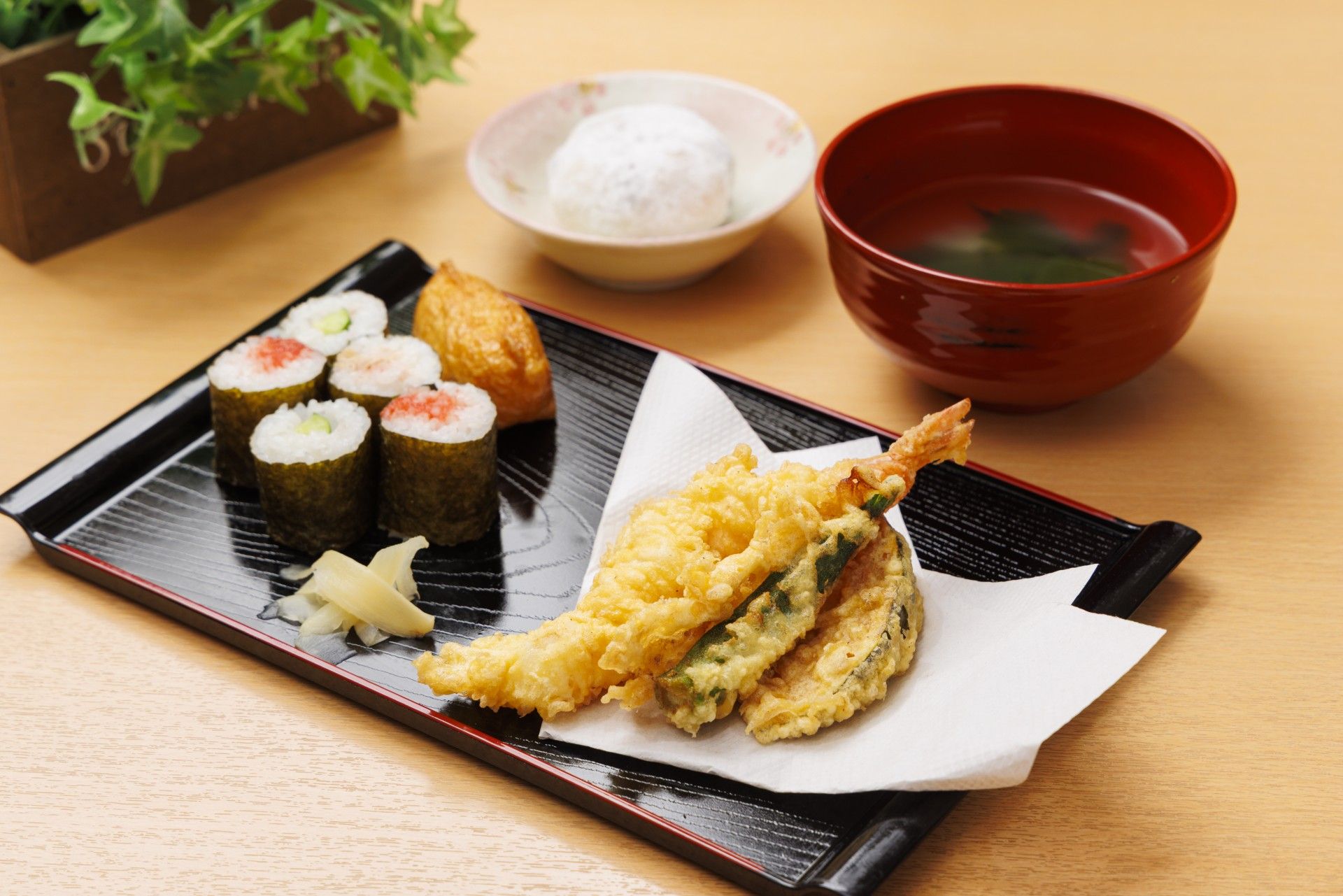 野菜の煮物や、ほうれん草のおひたし、ご飯と味噌汁のセット