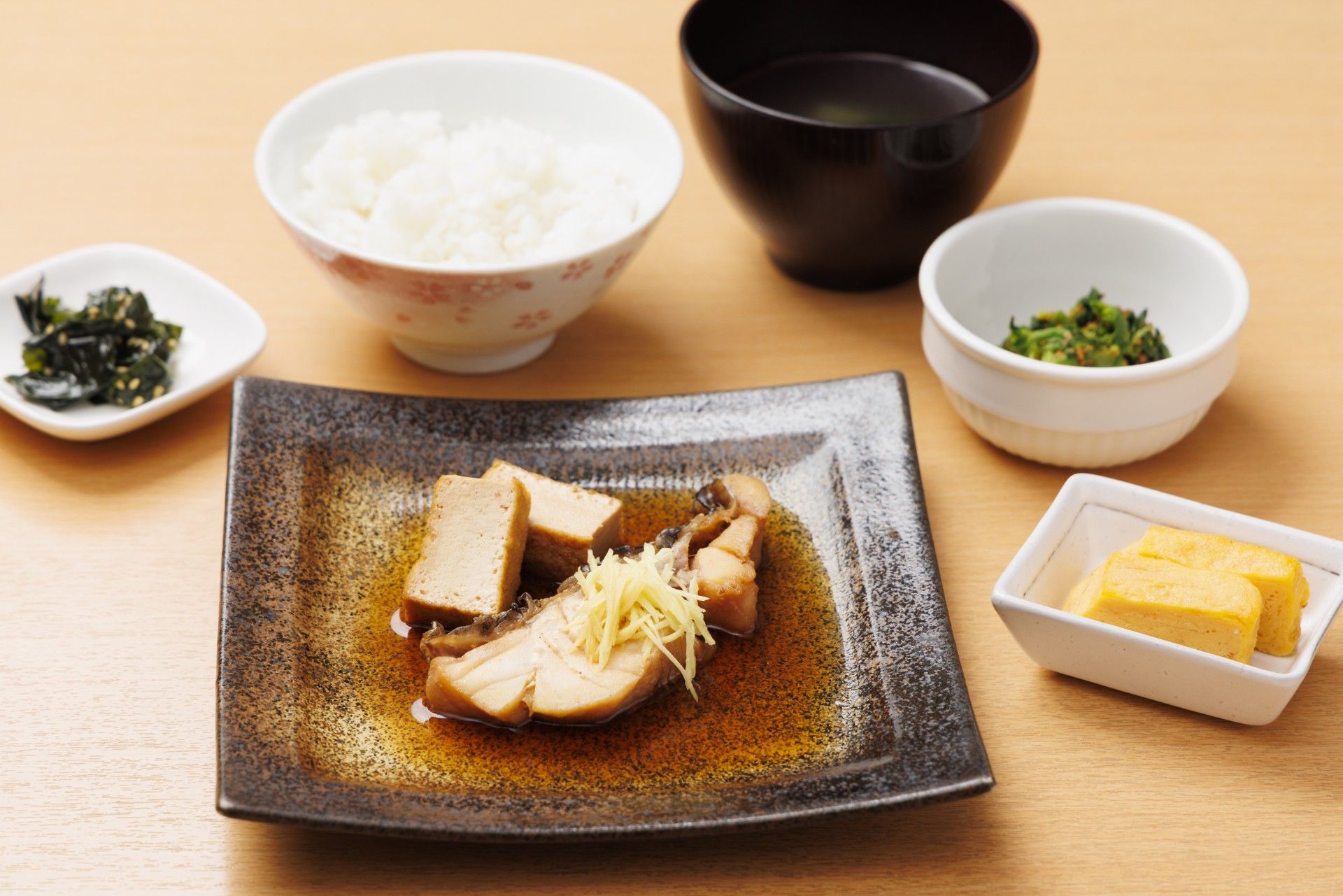 茄子の煮びたしと筍の煮物、ほうれん草のおひたしやごはんと味噌汁