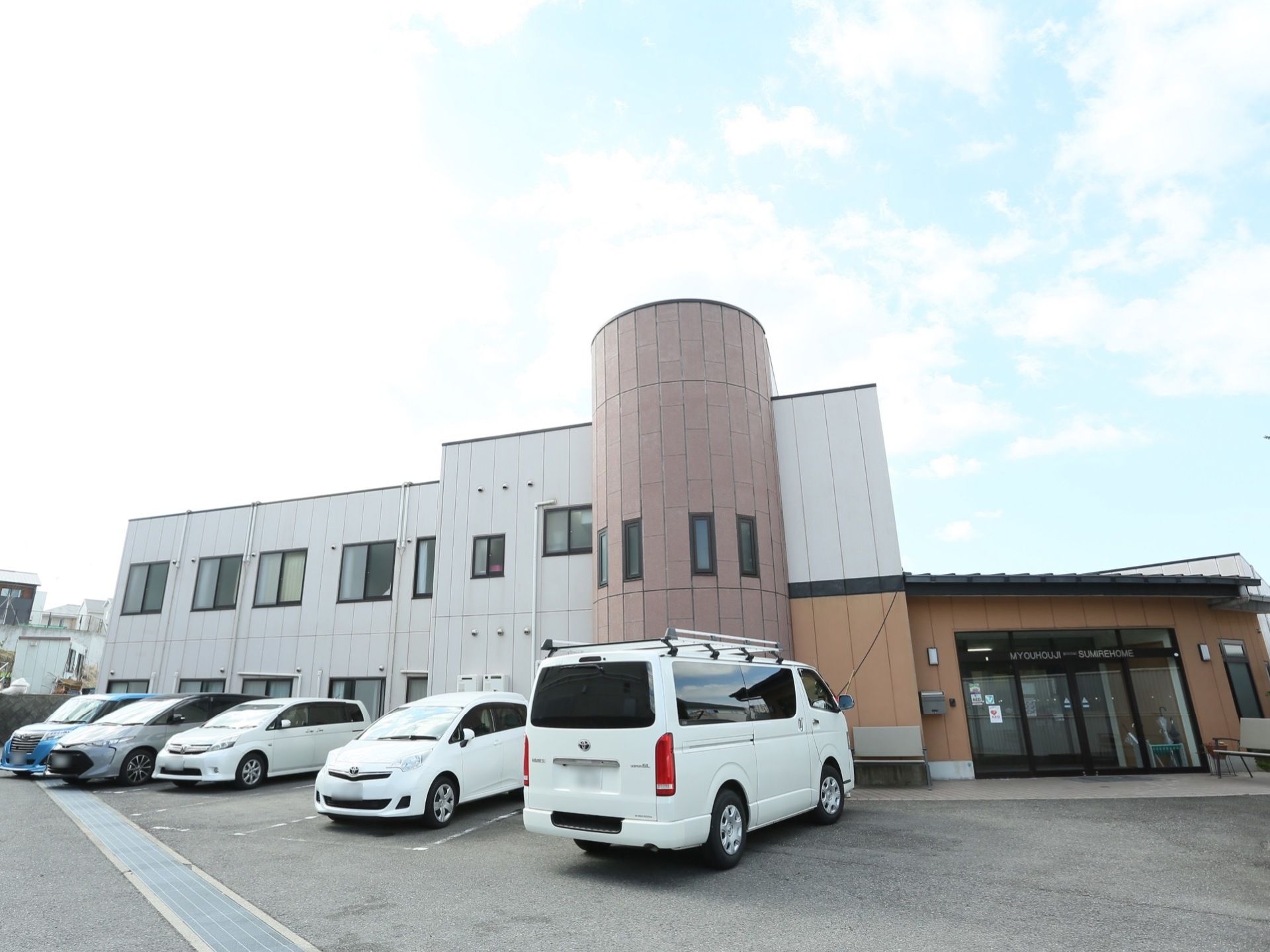 駐車場から玄関まで続いており、段差がないため安全に行き来することができる。玄関の前は、広いスペースが用意されている。