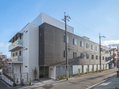 ベージュとブラウンの落ち着いたツートンカラーの建物