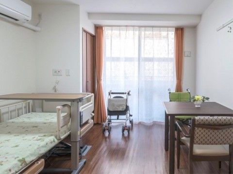 エアコン、テーブルセット、ベッドなどが備わっている居住スペース