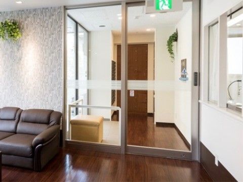 全面フラット構造なので、足腰に不安のある方や車椅子をご利用の方も楽に移動できる。受付があり、来訪者様の対応を行っている。