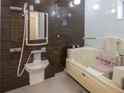 ゆったりとした浴室は、清潔感があり衛生面も安心。入居者様の介護度に合わせ、入浴をサポートする設備も整っている。