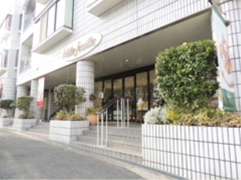 施設の隣にはケーキ屋があり、ティータイムを楽しむことができる。店内での飲食も可能なので、施設内とは違った雰囲気を楽しめる。