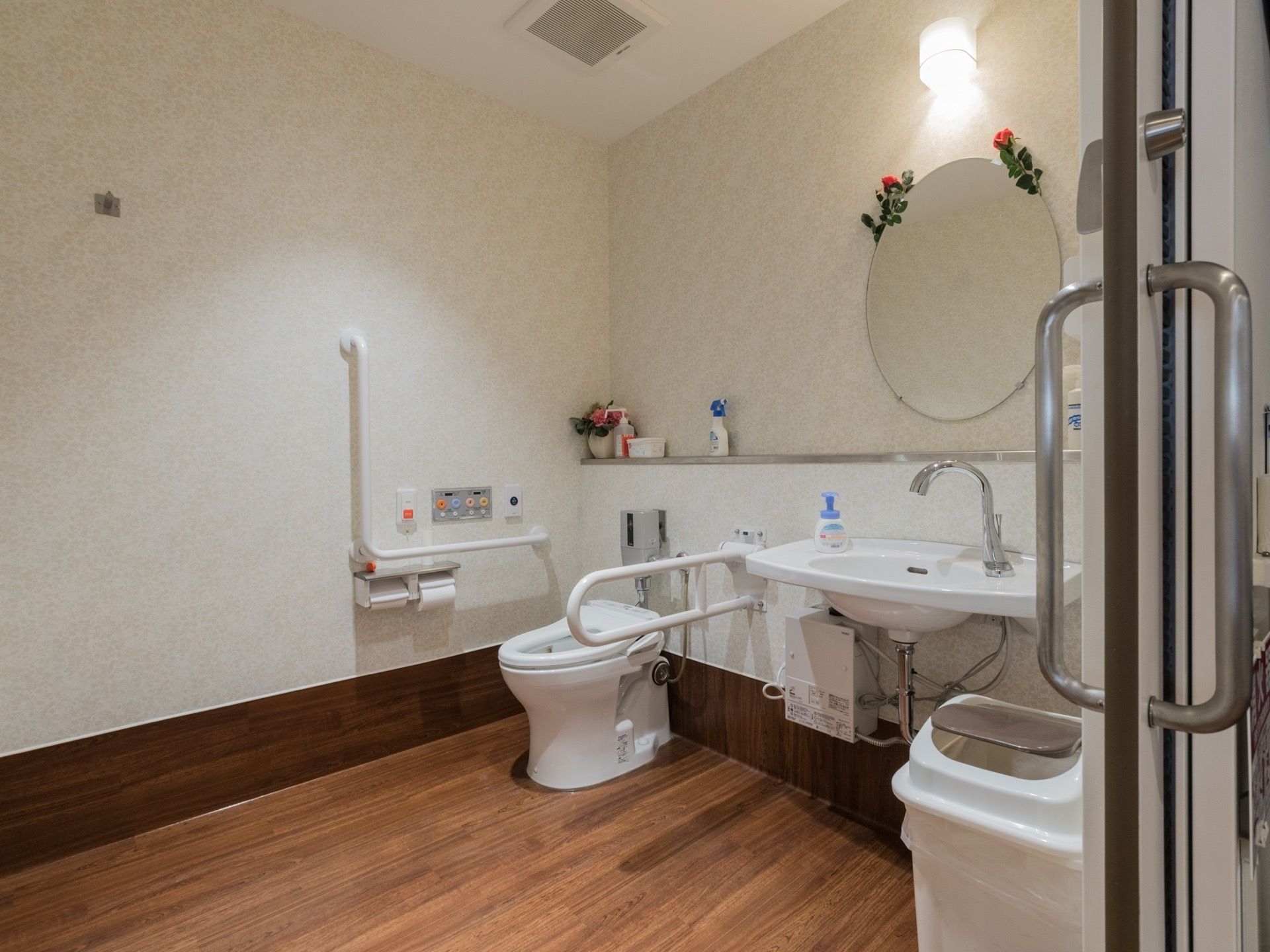 広いスペースに洋式トイレを設置している。便器の両側に体を支えることができる手すりがあり、安全に利用することができる。