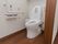 温水洗浄便座のトイレになっており快適に利用することができる。ブラウンの床と白い壁で清潔感のある落ち着いた雰囲気である。