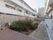 施設の建物と建物の間に中庭がある。木などの植物が植えられている。デッキの上に物干し台が設置されている。