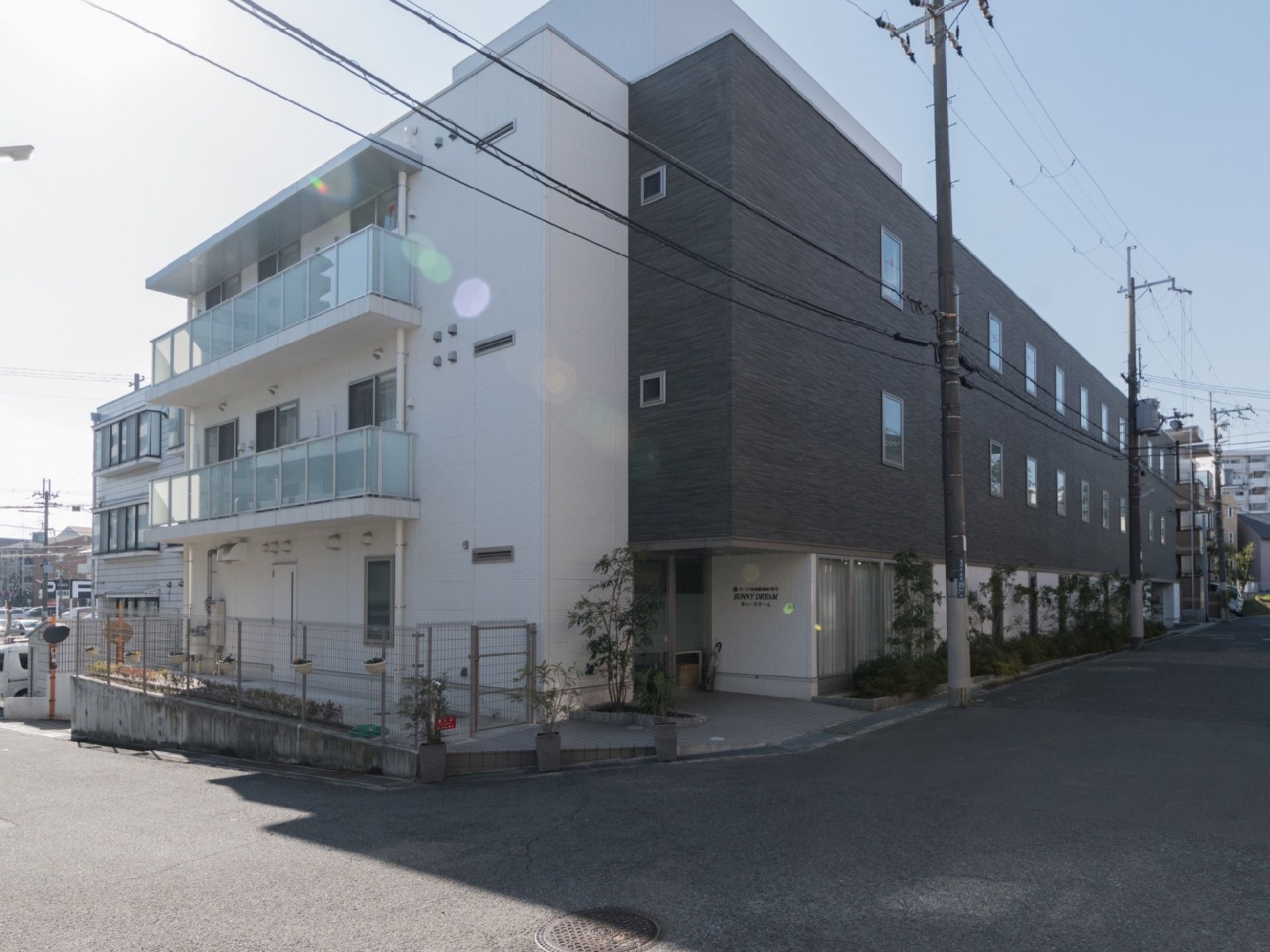 3階建ての建物で、周囲に植物が植えられている。居室にはベランダがある。玄関前はバリアフリーになっている。