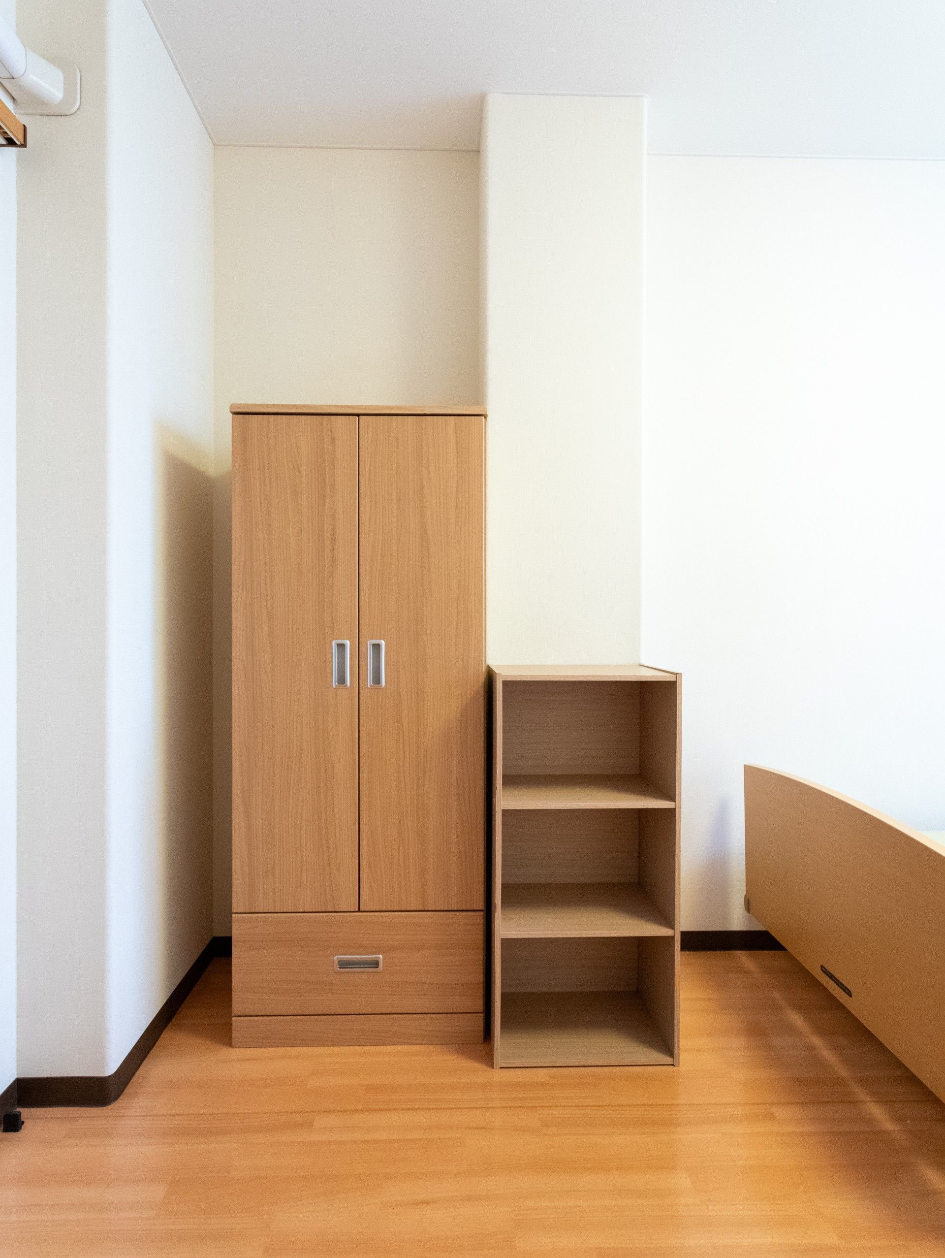 清潔な個室の収納家具