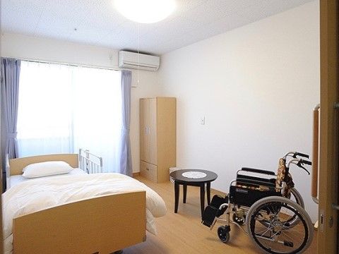 ベッドや収納家具、テーブルなどが置かれている、冷暖房完備の居住スペース