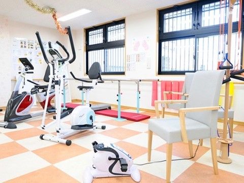 様々な運動器具の置かれた、カラフルな内装のデイサービス