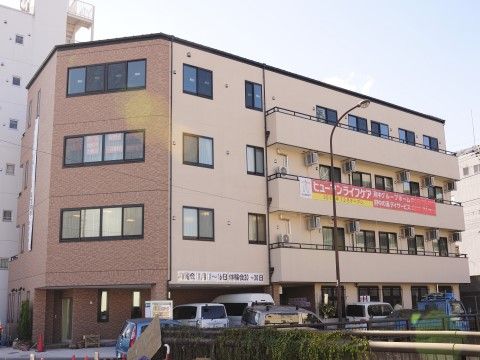 最寄り駅には複数の路線が通っており、アクセスはとても良好である。地元との繋がりを大切にしている施設である。