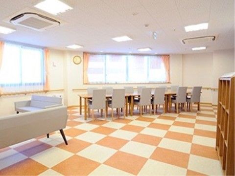 日当たりの良い窓が多く設けられている、明るい空間である。ソファや椅子が置いてあり、くつろいで過ごすことができる。