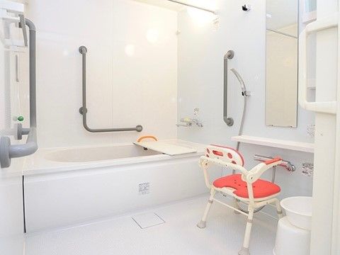 白色を基調とした、１人用の浴室である。各所に手すりが取り付けられている。シャワー台の前面には鏡が設置されている。