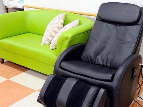 ソファやマッサージチェアが置かれており、入居者様は体の疲れを癒しながら、ゆったりと過ごすことができる。