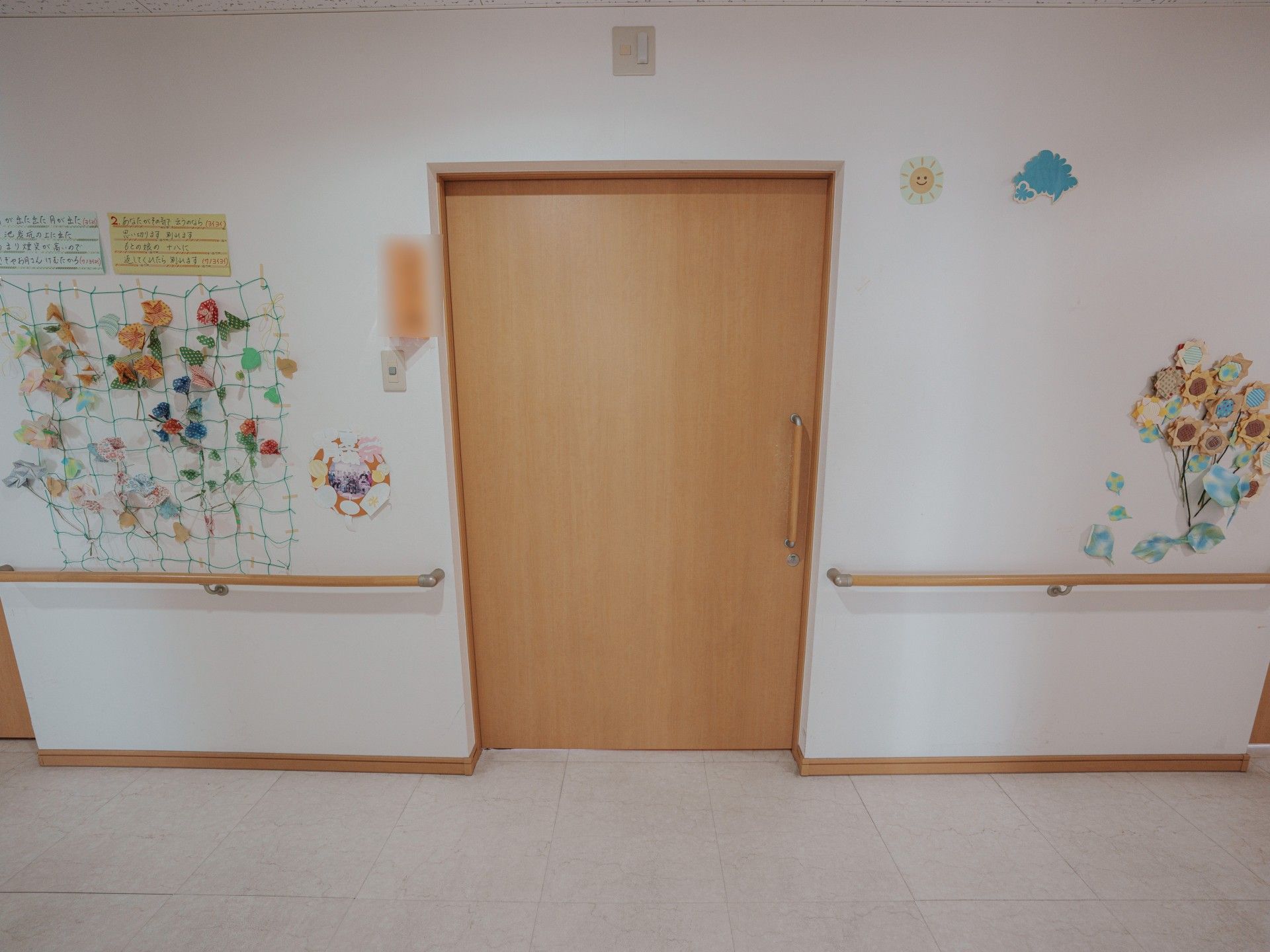 手作り装飾のある廊下