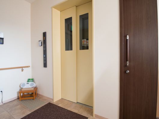 施設内にはエレベーターを設置