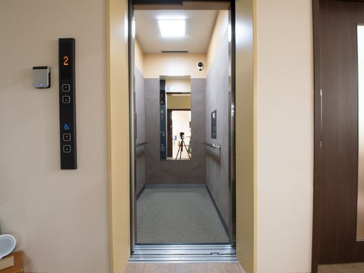 手すりがあるエレベーター