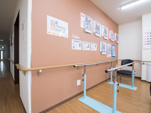 壁には手すりを設置