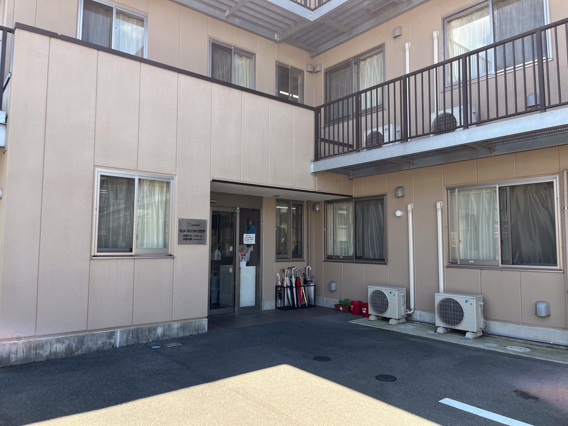 入り口が広い建物正面