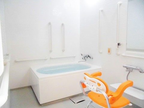 白を基調とした明るい浴室となっている。壁には給湯器のボタン、スタッフの呼び出しボタンが設置されている。