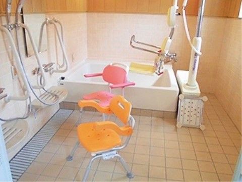 浴槽のそばにはリフト浴の機械が設置されている。シャワーが２つあり、２人同時に使用することができる。シャンプー台の下には排水溝がある。