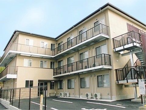 L字型の３階建ての建物である。建物側面には非常階段が設置されている。敷地周囲はフェンスで囲われている。