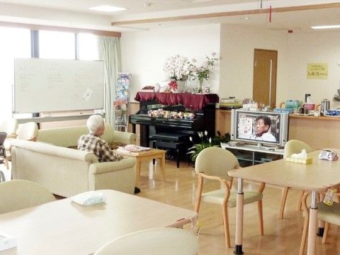 TVやピアノ、ソファセットが置かれた食堂横の共有スペース