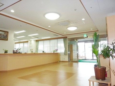 玄関入り口は大きなガラス戸になっており自動で開閉する。非常口の看板が設置されている。受付カウンターが設けられている。