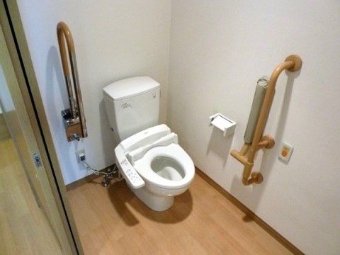 洋式便器がある。呼出ボタンが設けられているので、緊急時にも迅速に対応することができる。手すりが設けられている。