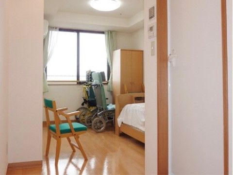 シングルサイズのベッドが１台置いてある。その奥にはクローゼットが設けられている。ベッドのそばには椅子がある。
