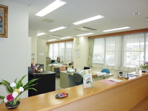 玄関わきの窓が並んだ部屋に設けられた、受付カウンター