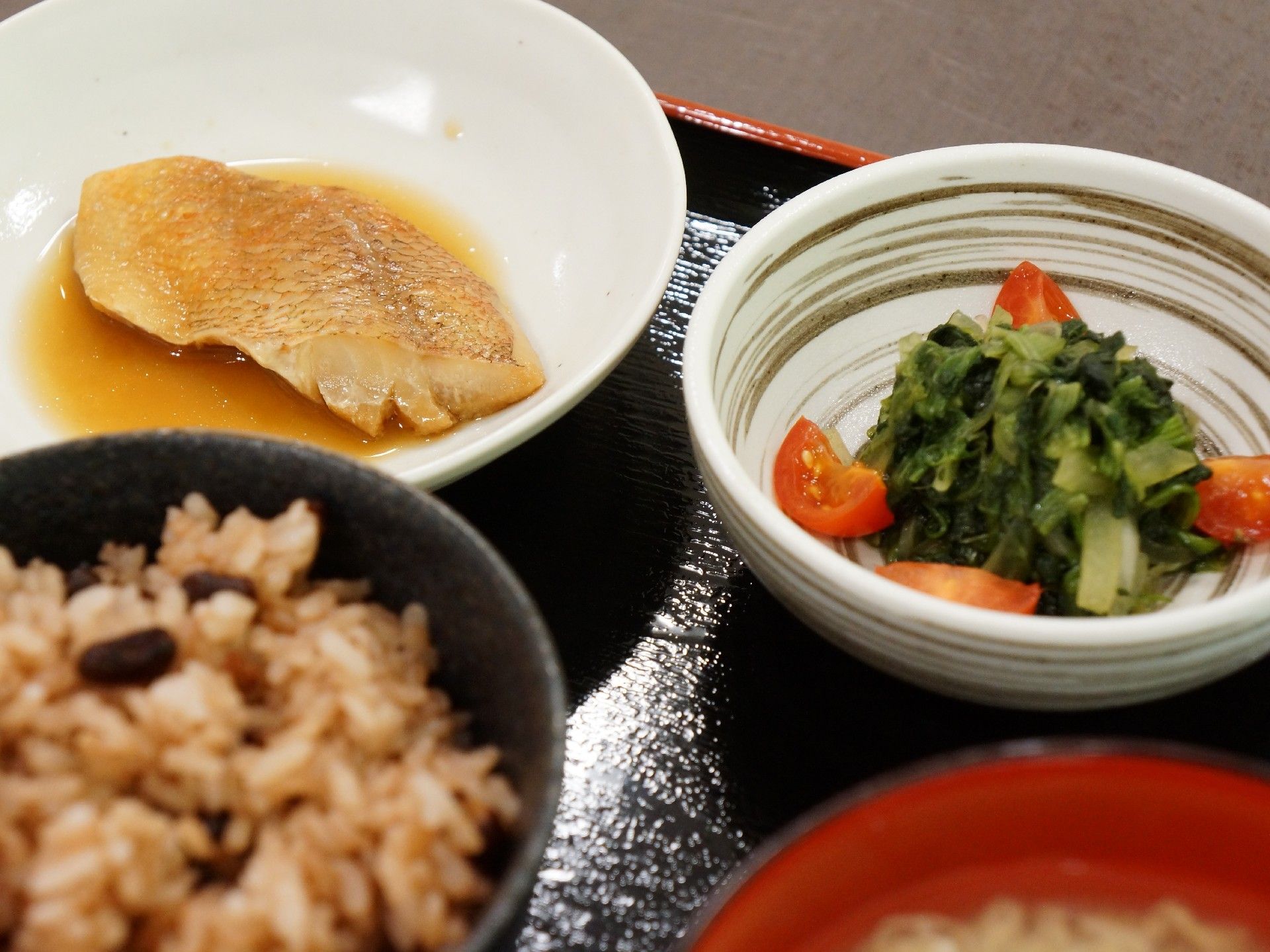 炊き込みご飯とお魚と野菜のお食事。