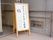 玄関先には、立て看板が立てかけられている。また、高床免震や、AEDなどが採用されている事の分かるパネルも設置されている。