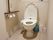 居室のトイレはウォッシュレットで、車椅子でもご利用いただけるスペースを設けている。緊急ボタンも設置し、安心してご利用いただける。