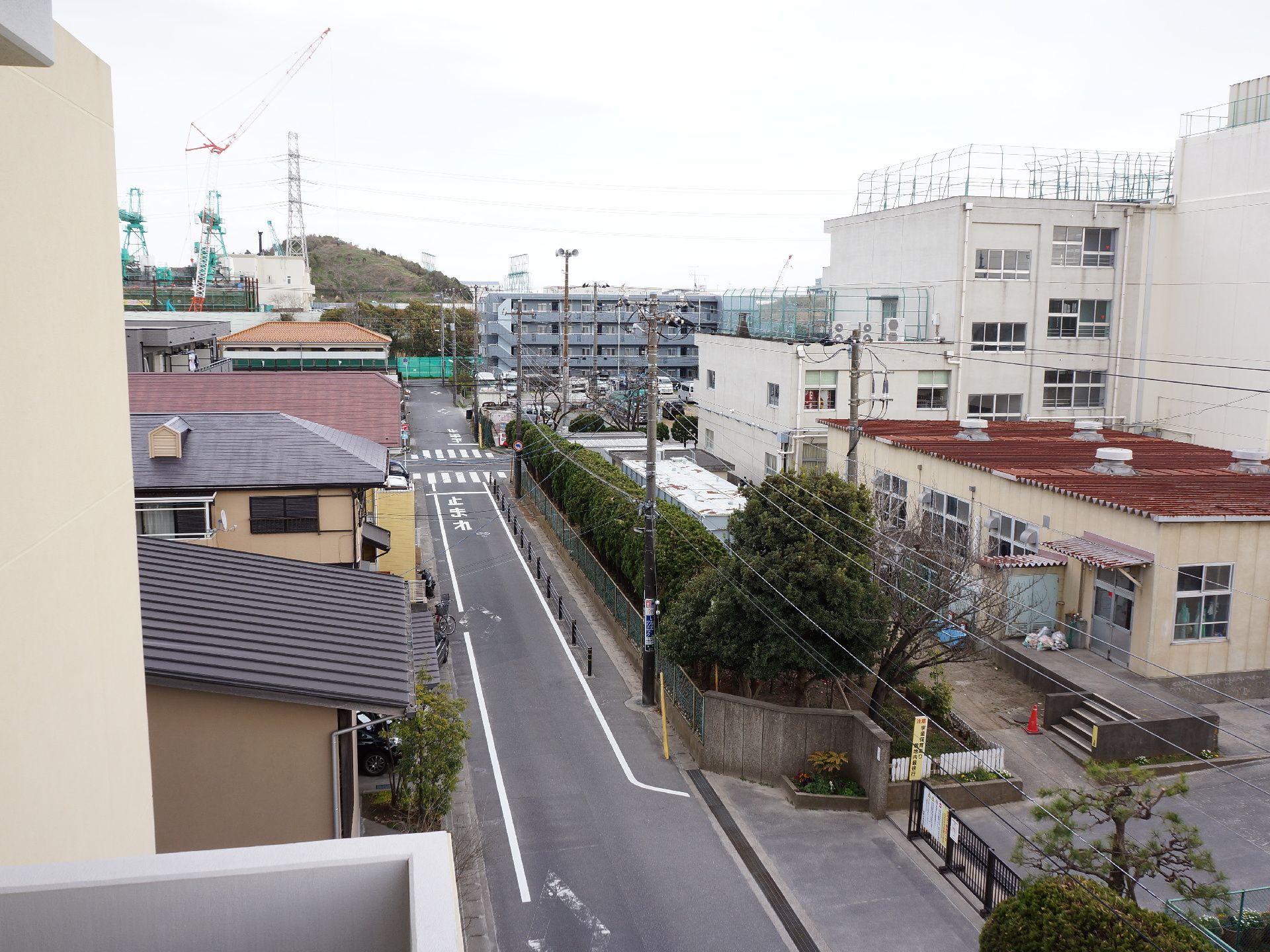 施設から見た景色。周辺は区画整理されて公園などの緑も多い、閑静な住宅街。近くにはショッピングセンターもある。
