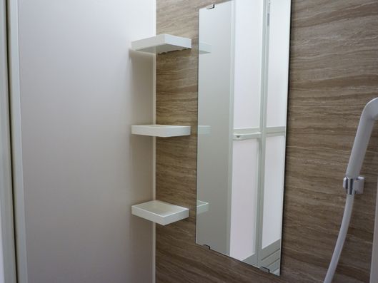 浴室の洗い場壁面のようす