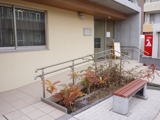 建物入口の外のようす