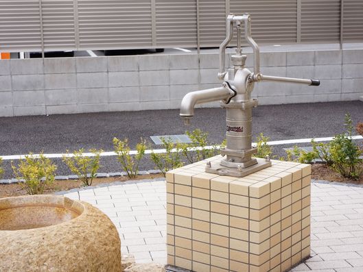 屋外に設置された井戸のようす