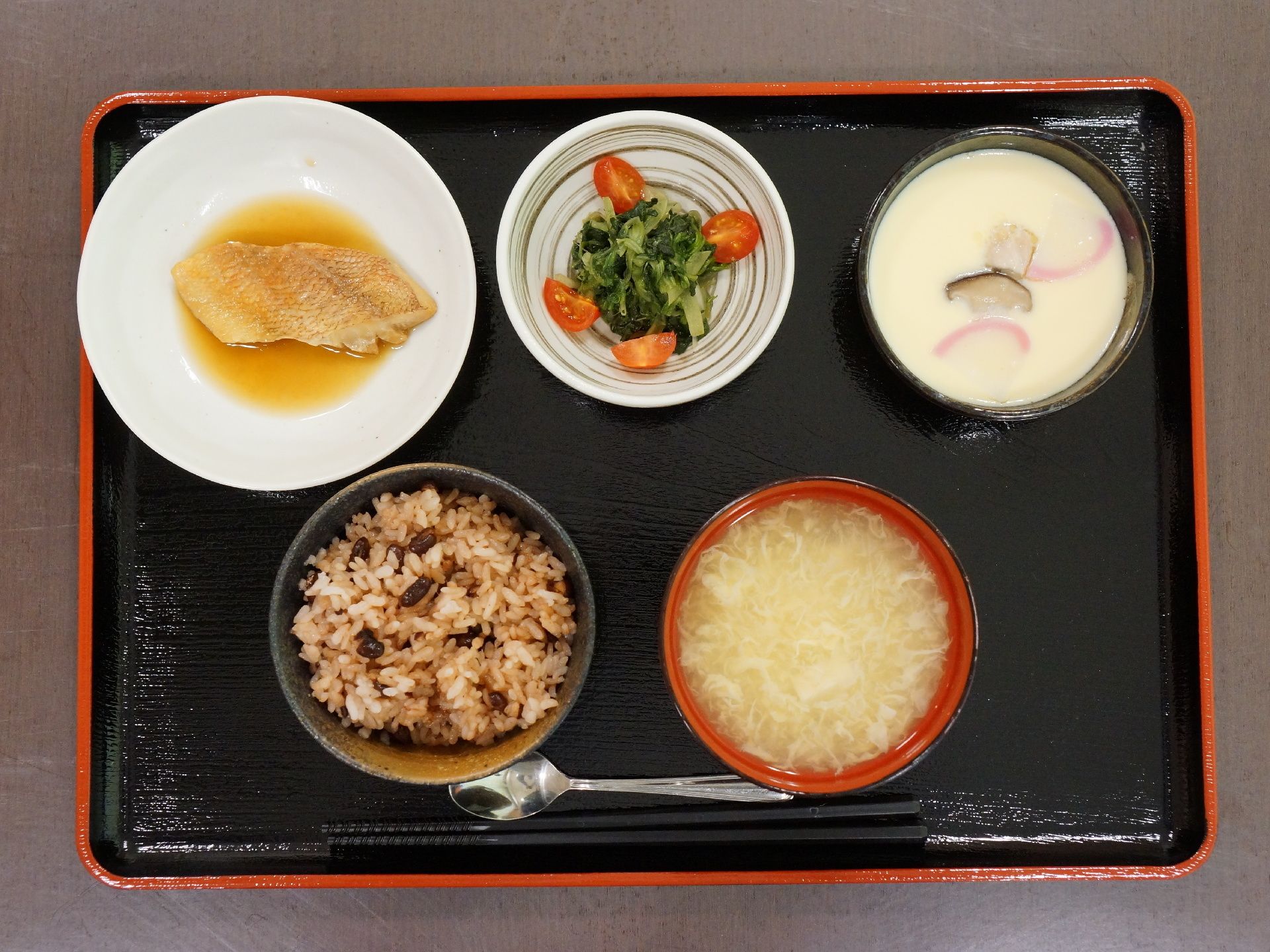 食事サービスを希望されるお客様には、栄養バランスの考えられた食事を提供している。厨房にて調理し、家庭料理の様な食事を心掛けている。