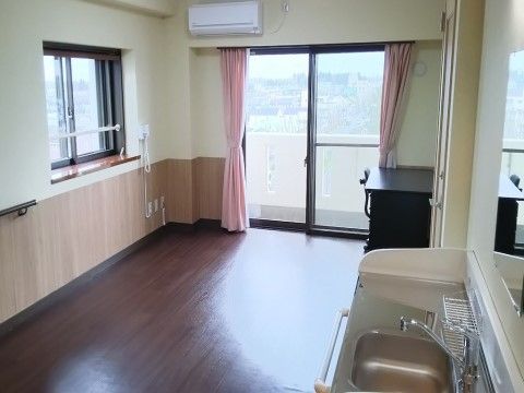 「らいふつくば花畑 別館」の居室。二つの窓を設置し、風通しをよくしている。