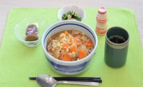 「らいふつくば花畑 別館」のお食事。米類、麺類など、美味しい毎日のお食事をいただけるよう、お食事を工夫している。