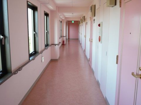 「らいふつくば花畑 別館」の廊下。多くの窓を設置し、自然光を入れやすい環境を整えている。