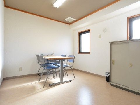 「らいふつくば花畑 別館」の共有スペース。日差しの入りがよく、お喋りが弾みやすい空間。