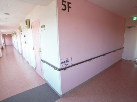 「らいふつくば花畑 別館」の案内板。左右に介助手すりを設置していますので、掴みながらの移動がしやすい。