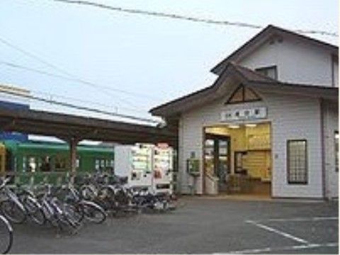 緑の電車が走る駅がある。こじんまりとした駅舎と自転車置き場が隣り合っている。駅の入り口近くには自動販売機もある。