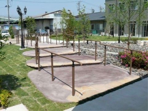 散策路が設けられ、様々な植物が植えられている施設の庭