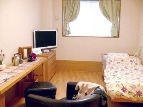 入居者様の好みのインテリアに整えられた居室と、備え付けの介護ベッド