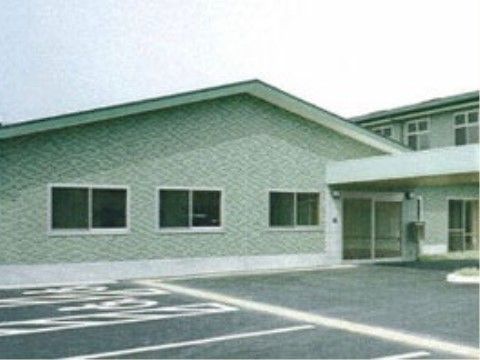 敷地内に広い駐車場を設けており、車椅子ご利用の方専用のスペースも確保している。玄関の扉はガラス張りとなっている。