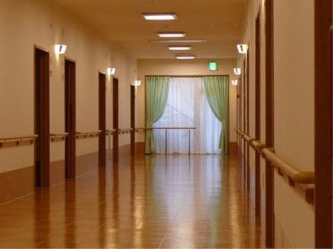 廊下の天井や壁には、等間隔で照明が取り付けられている。各部屋との間は、段差のないフラットな床となっている。